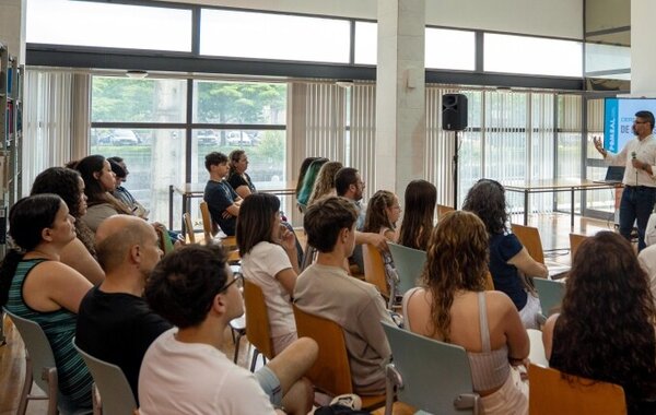 sessão de entrega de bolsas de estudo