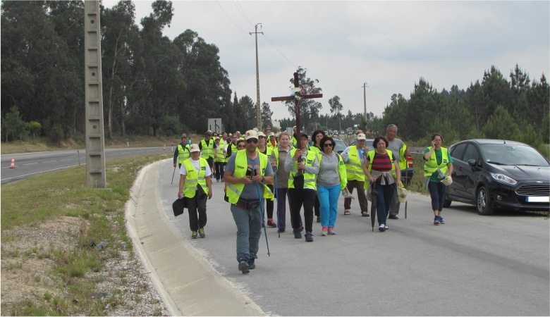 peregrinos caminham em caminhos alternativos